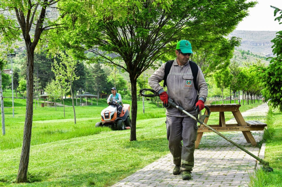 Malatya'da park ve bahçelerin bakımlarını sürdürüyor